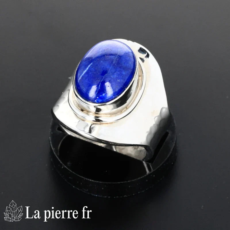 Détail de la bague Lapis Lazuli « Félicia », pierre naturelle bleu profond sur argent