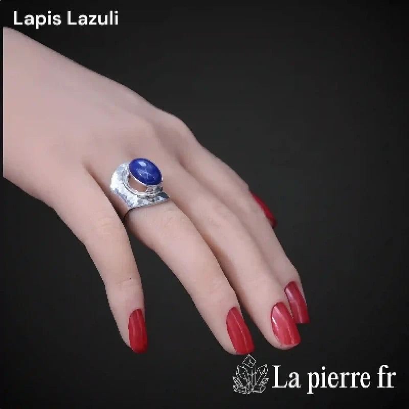 Bague Lapis Lazuli portée au doigt, pierre naturelle de sagesse, bijou femme