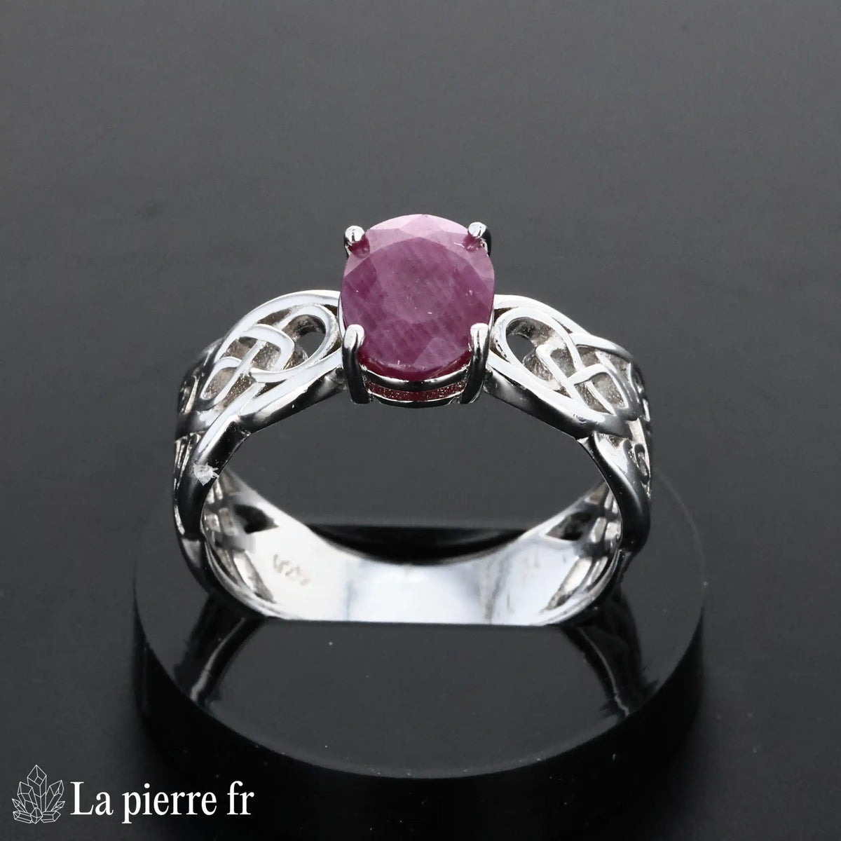 Bague Rubis Luxuria en argent rhodié portée, pierre naturelle rouge pour femme