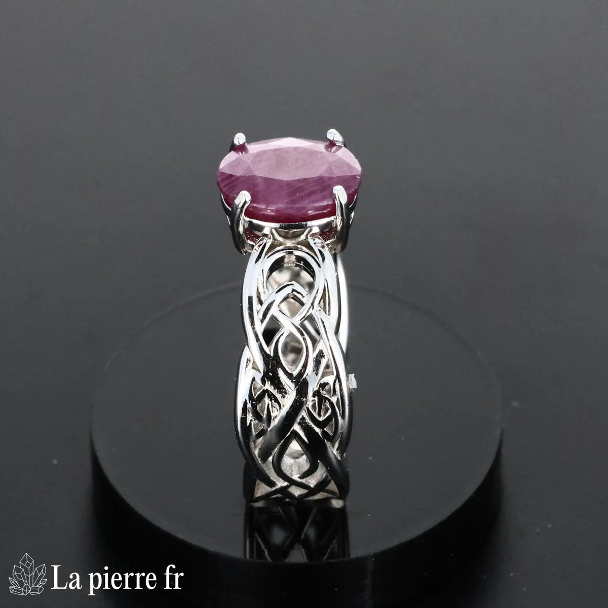 Détail de la bague Rubis Luxuria, pierre naturelle rouge sur argent