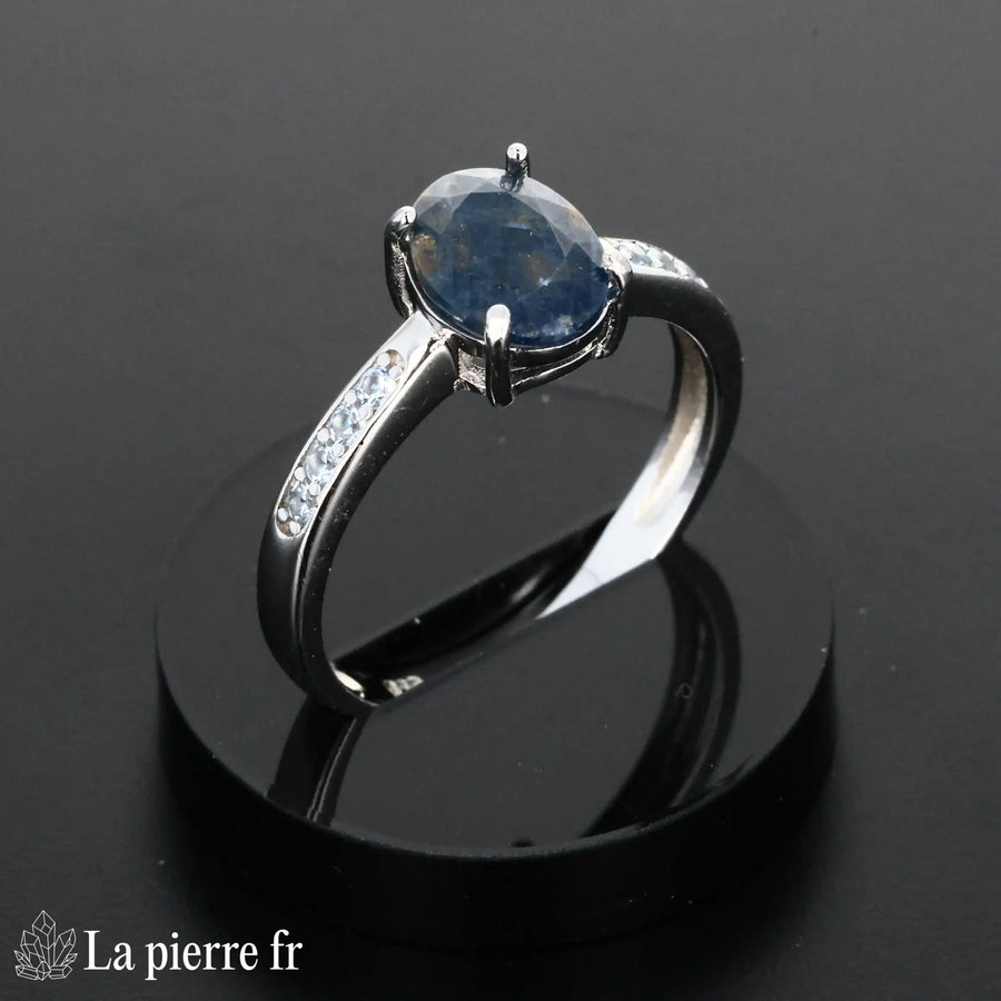 Bague en pierre de Saphir Bleu facettée "Solstice" - Bijoux lithothérapie en argent rhodié pour femme