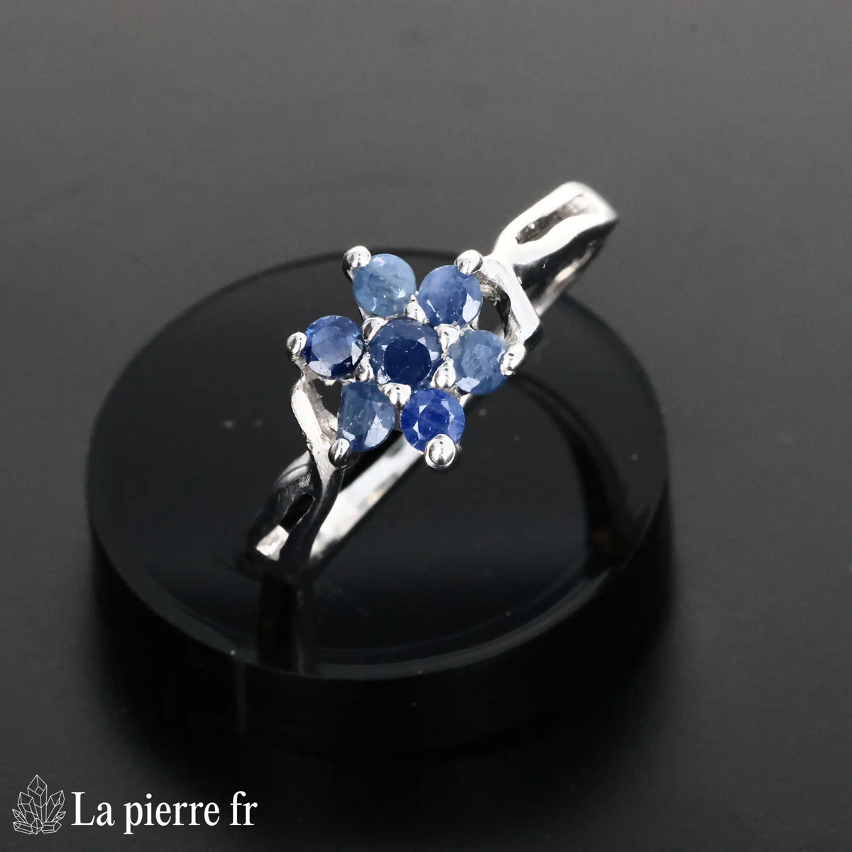 Détail de la bague Saphir Bleu facettée Astréale, pierre naturelle bleue sur argent