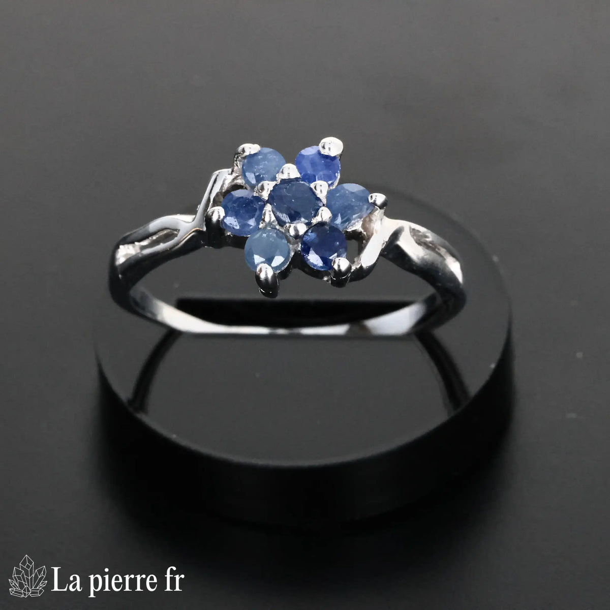 Bague Saphir Bleu facettée Astréale en argent rhodié portée, pierre naturelle bleue pour femme