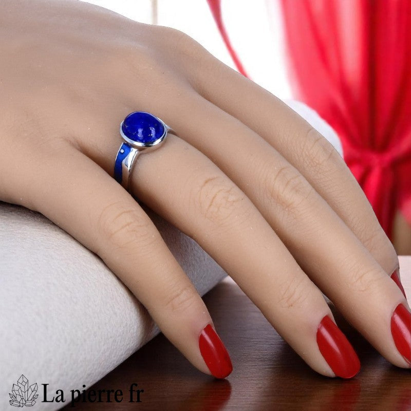 Bague femme vintage (Charme d'Antan) ornée d'un Lapis-lazuli ovale et détails en émail.