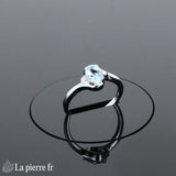 Bague trilogie Aigue-Marine (Trilogie Scintillante) portée, style moderne et élégant en argent 925.