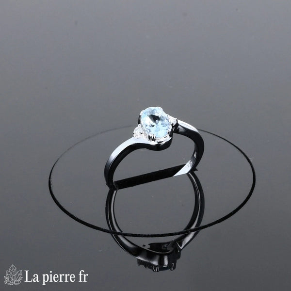 Bague trilogie Aigue-Marine (Trilogie Scintillante) portée, style moderne et élégant en argent 925.