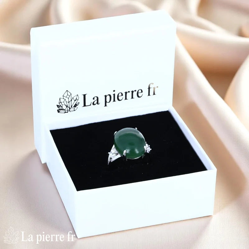 Grande bague de fiançailles vintage pour femme en argent massif rhodié avec Jade Vert naturel ovale 13x18mm et deux zircons.