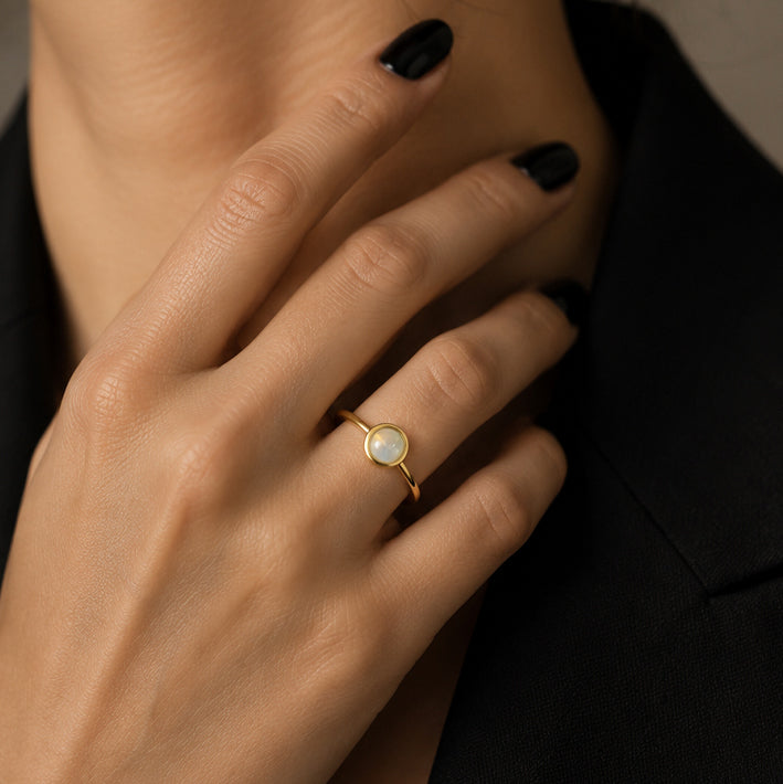 Bague fine femme en pierre de lune blanche et acier inoxydable doré