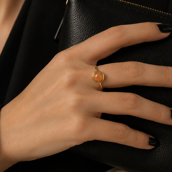 Bague fine femme en pierre de soleil et acier inoxydable doré