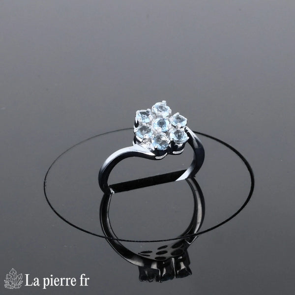 Bague florale Aigue-Marine (Floraison Céleste) portée au doigt, style bohème-chic en argent 925.