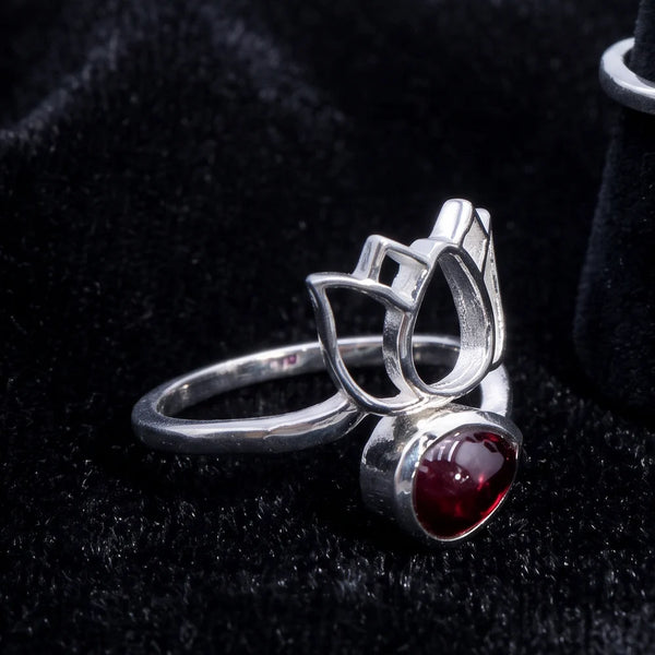 Bague grenat argent 925 rhodié, lotus ajouré et cabochon rouge framboise