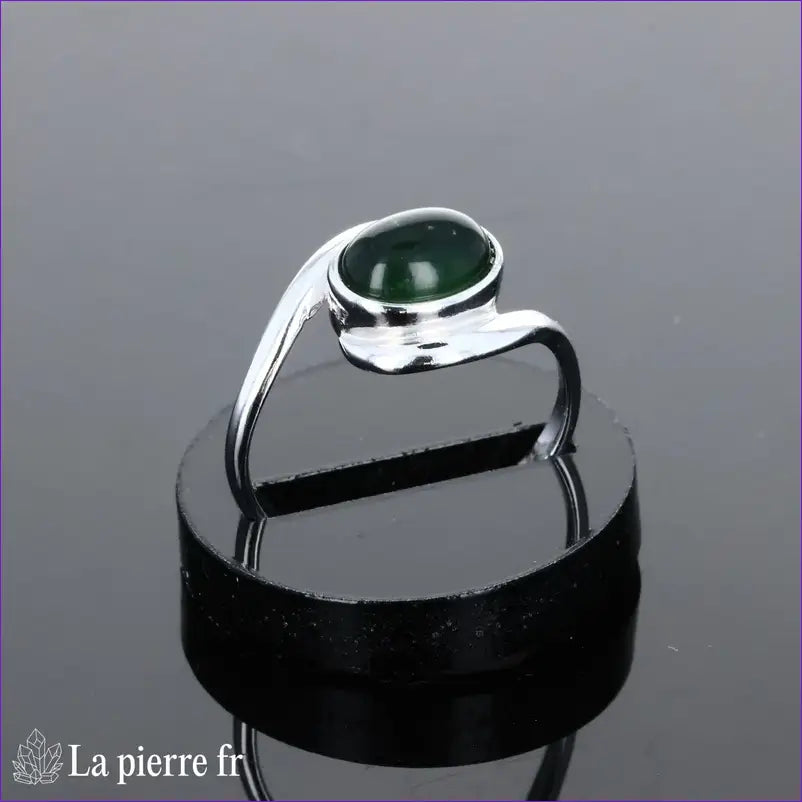 Bague pour femme en argent avec pierre Jade Vert de couleur verte naturelle.