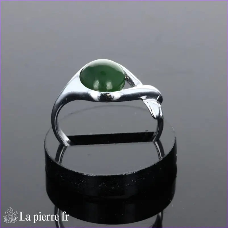 Bague moderne pour femme en argent avec pierre Jade Vert de couleur verte naturelle, forme ronde.