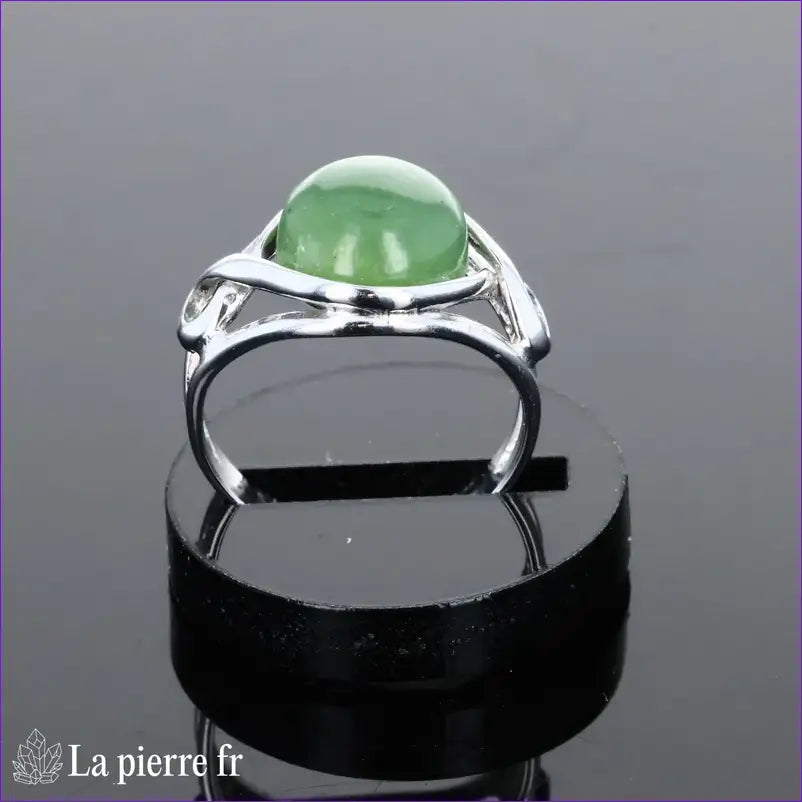 Bague pour femme en argent avec pierre naturelle Jade Vert ronde 10mm cabochon et monture spirale.