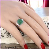 Bague moderne pour femme en argent rhodié avec pierre en Jade Vert véritable 10mm, design spirale.