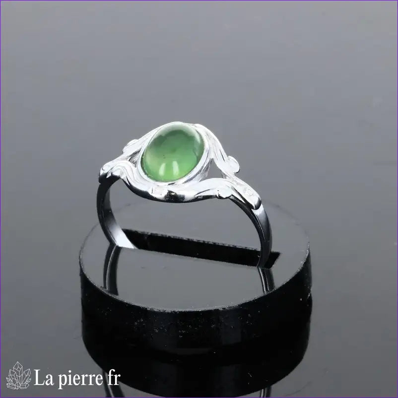 Bague vintage pour femme en argent véritable avec Jade Vert naturel ovale.