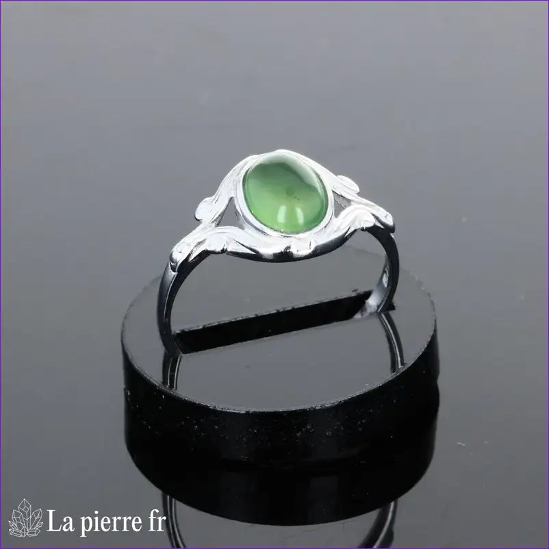 Bague vintage pour femme en argent avec pierre Jade Vert de couleur verte naturelle et détails feuilles