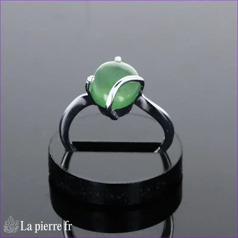 Bague minimaliste pour femme en argent rhodié avec pierre en Jade Vert véritable facettée.
