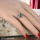 Bague solitaire pour femme en argent avec pierre Jade Vert facettée de couleur verte naturelle.