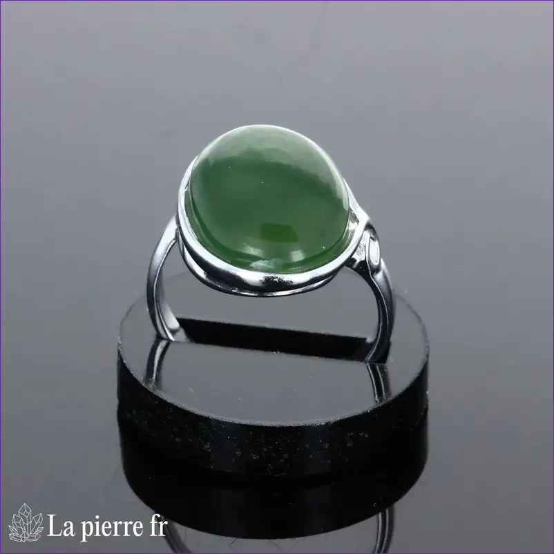 Bague moderne pour femme en argent massif 925 avec pierre naturelle Jade Vert ovale 12x16mm cabochon.