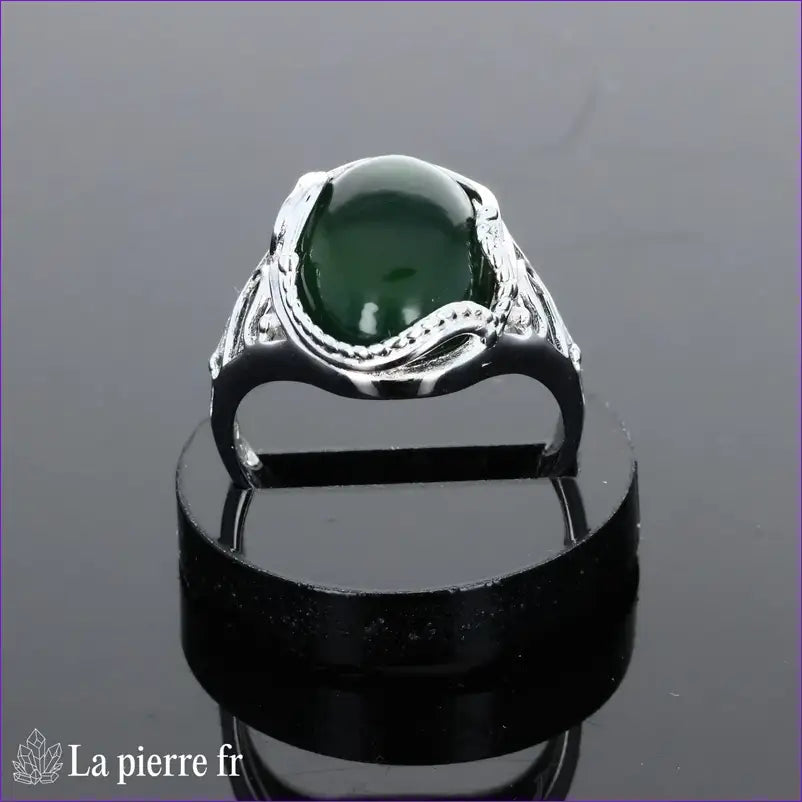 Bague vintage pour femme en argent avec pierre naturelle Jade Vert ovale 10x14mm, finition cabochon.