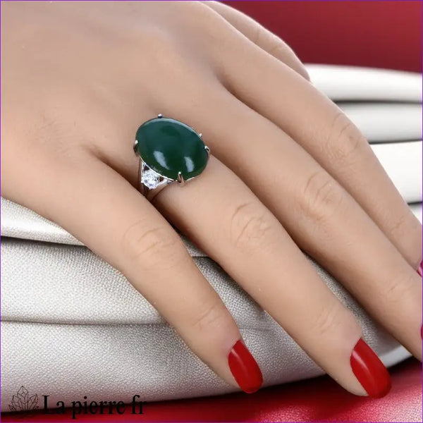 Grande bague vintage pour femme en argent rhodié avec pierre en Jade Vert véritable 13x18mm et accents de zircone.