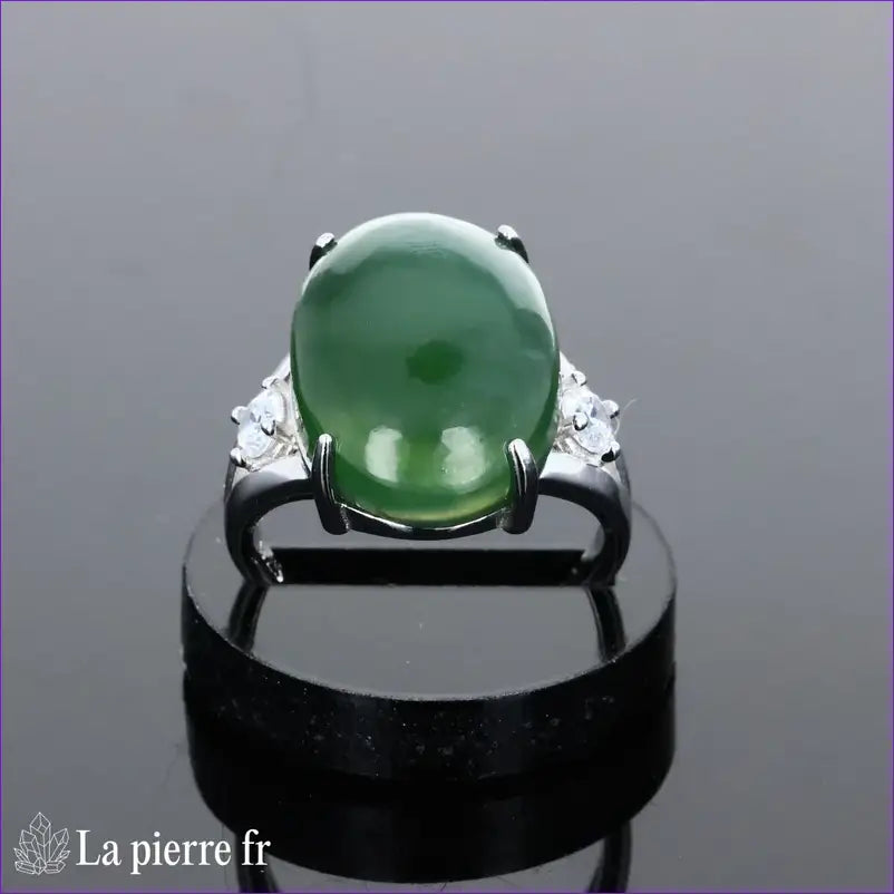 Très grande bague vintage pour femme en argent avec pierre Jade Vert ovale de couleur verte naturelle et 2 zircons.