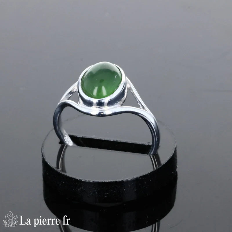 Bague classique pour femme en argent véritable avec Jade Vert naturel ovale 7x9mm.