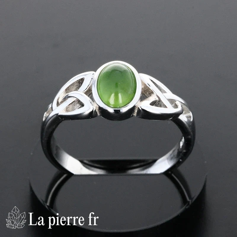 Bague Jade Vert en argent rhodié portée, pierre naturelle verte pour femme