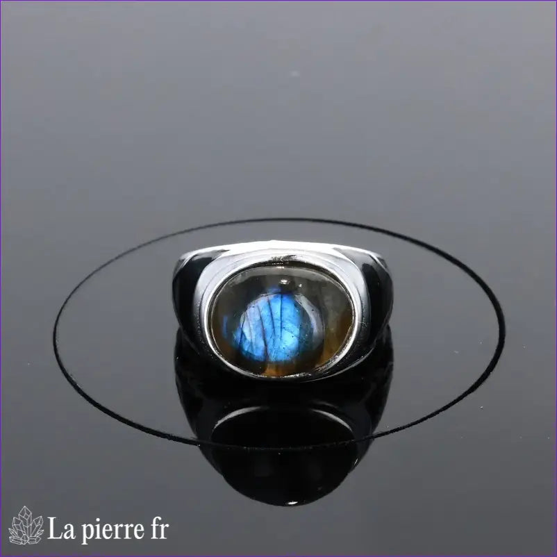 Détail des motifs émaillés sur la Bague Labradorite (Blason Artisanal) style vintage