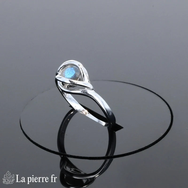 Bague Labradorite (Éclat Discret) minimaliste en argent rhodié portée