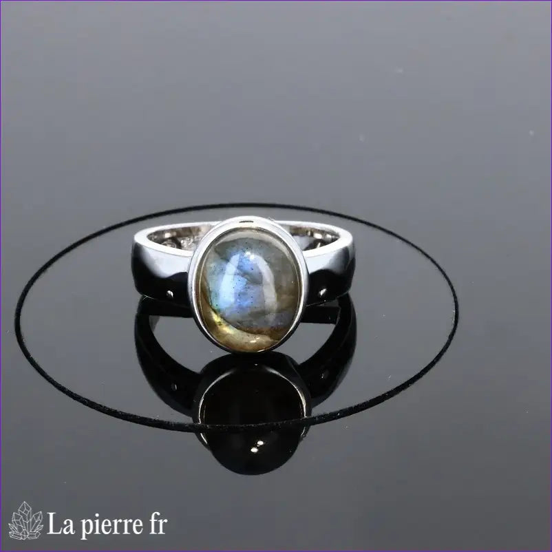 Détail artistique de l'émail coloré sur la Bague Labradorite (Fresque Bohème)