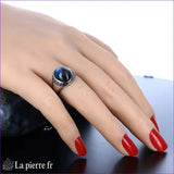 Gros plan cabochon labradorite et détails émail coloré Bague (Romance Émaillée)
