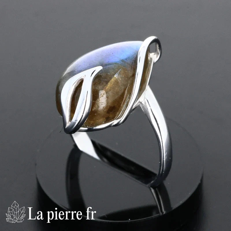 Gros plan sur la bague Labradorite en argent, pierre naturelle de protection