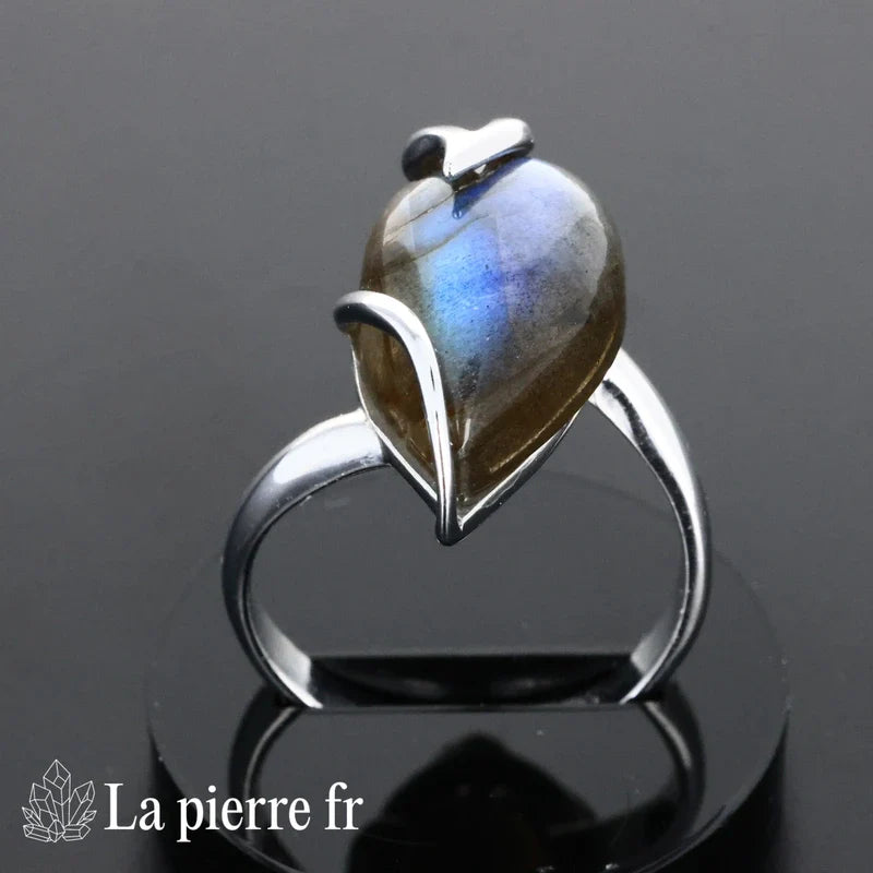 Détail de la bague Labradorite Luminelle, pierre naturelle chatoyante sur argent