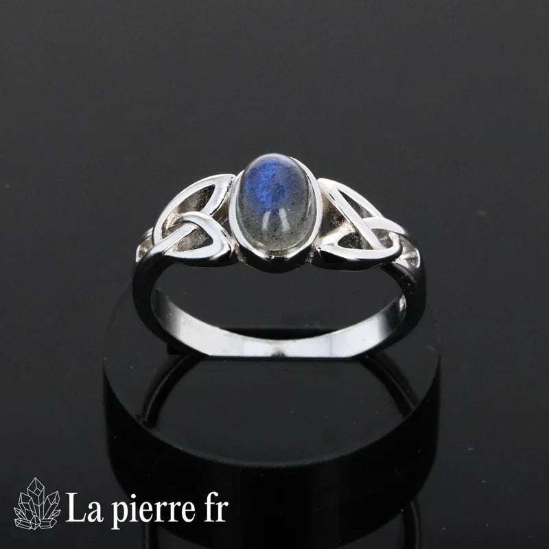 Détail de la bague Labradorite Mystériale, pierre naturelle chatoyante sur argent