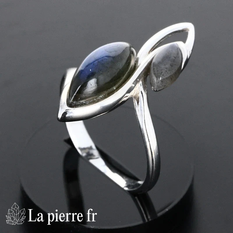 Détail de la bague Labradorite Horizon, pierre naturelle chatoyante sur argent