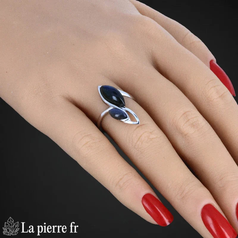 Bague Labradorite en argent portée, pierre naturelle aux reflets bleutés pour femme