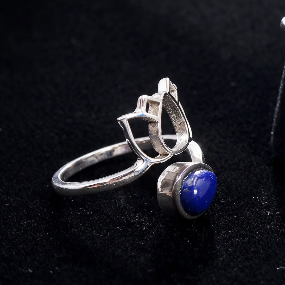 Bague lapis lazuli argent 925, lotus ajouré et cabochon bleu nuit