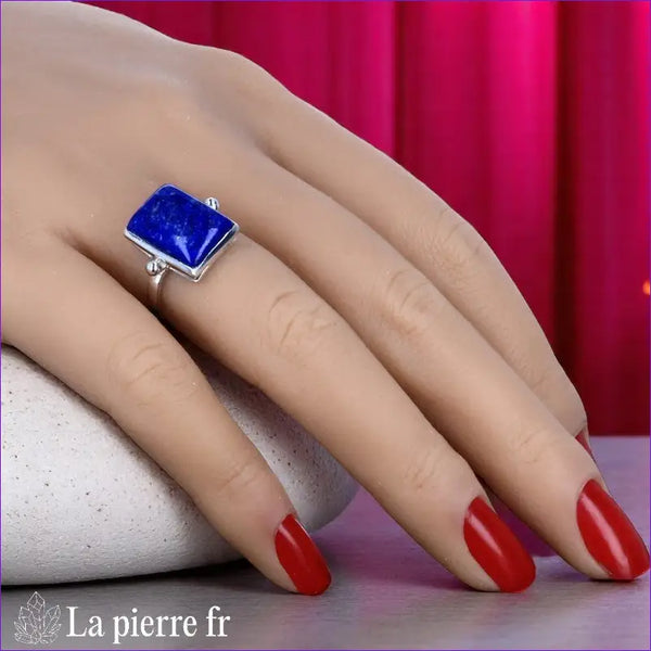 Vue de dessus de la Bague Lapis-lazuli (Signature Royale) montrant la pierre rectangulaire et la monture minimaliste.