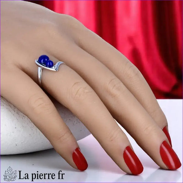 Bague Lapis-lazuli (Duo Céleste) portée, mettant en valeur ses deux pierres bleues.