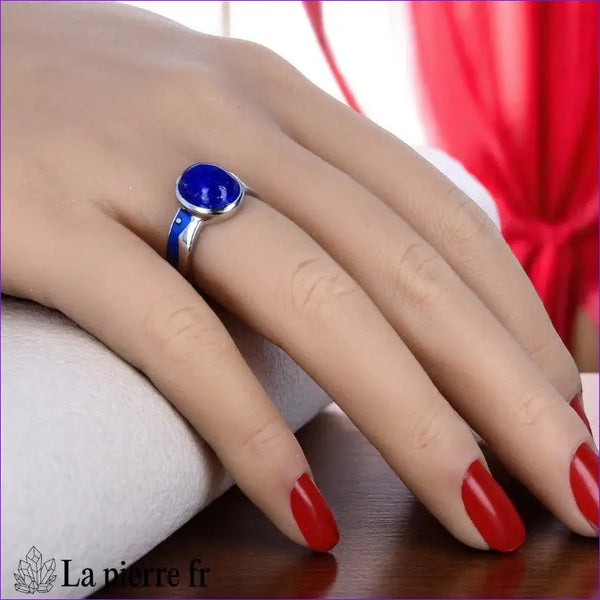 Bague femme vintage (Charme d'Antan) ornée d'un Lapis-lazuli ovale et détails en émail.
