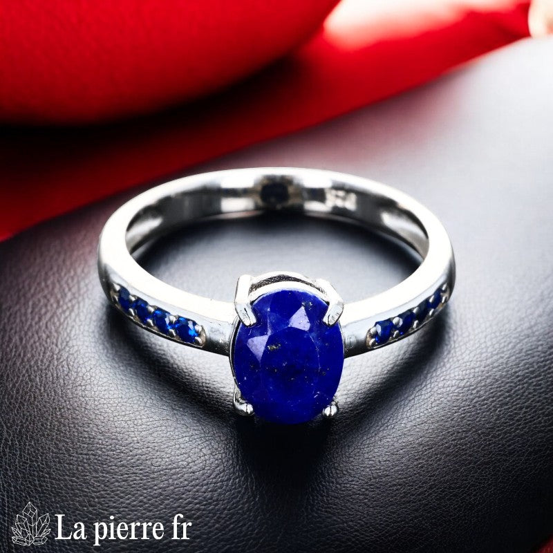 Bague Lapis-lazuli Facetté Zircones (Scintillement Moderne) avec pierre ovale bleue et 6 zircones.
