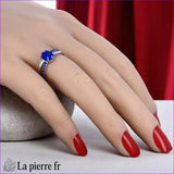 Bague de style alliance (Serment Azur) avec Lapis-lazuli central et halo de zirconias scintillants.