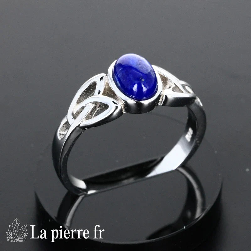 Détail de la bague Lapis Lazuli Chantelle, pierre naturelle bleue sur argent