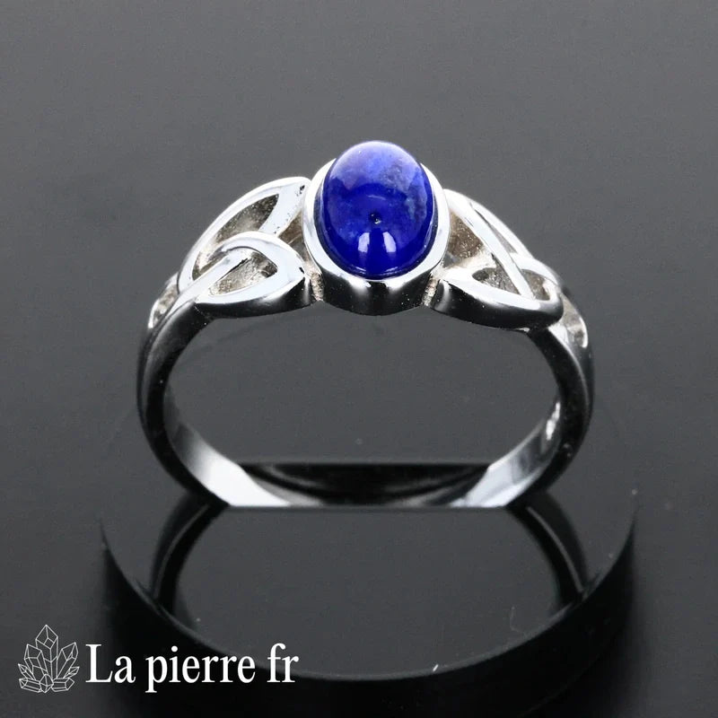 Gros plan sur la bague Lapis Lazuli en argent, pierre naturelle de communication