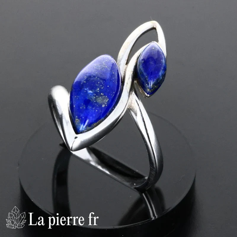 Gros plan sur la bague Lapis Lazuli en argent, pierre naturelle de sagesse