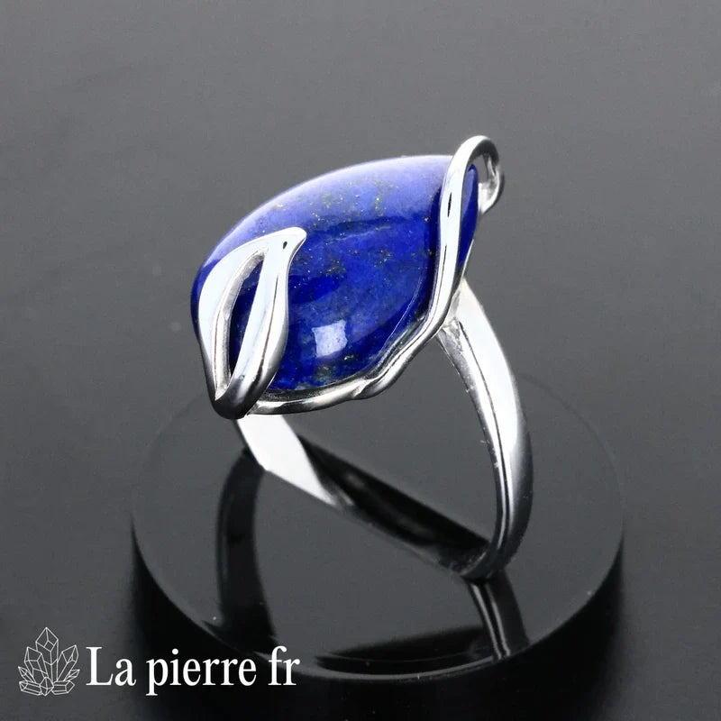 Gros plan sur la bague Lapis Lazuli en argent, pierre naturelle de communication