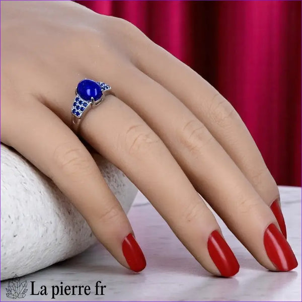 Bague femme (Héritage Azuré) Lapis-lazuli bleu profond entouré de 16 zircones scintillantes.
