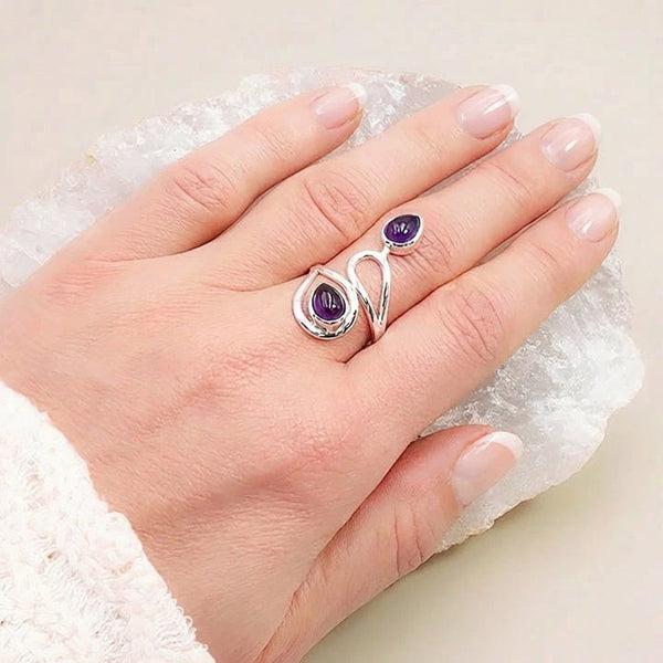 Bague liane améthyste portée au doigt, argent 925 réglable